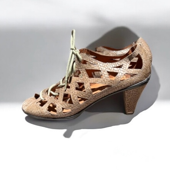 🌻Gentle Souls "Okey Dokey" Taupe Leather Gladiator Pump Sandals Size 8.5 - Picture 1 of 11